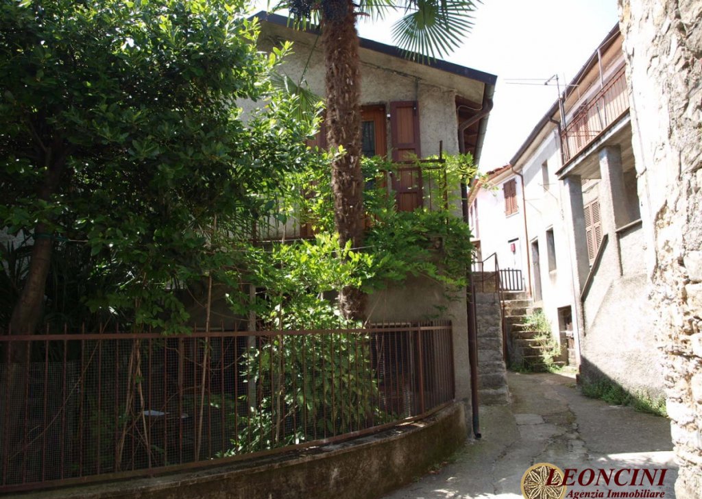 Sale Stonehouses in Historic Center Bagnone - A318 Stone house in a relaxing position Locality 