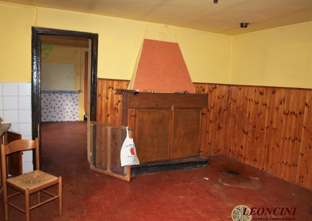 Sale Stonehouses in Historic Center Tresana - A348 House with land Locality 