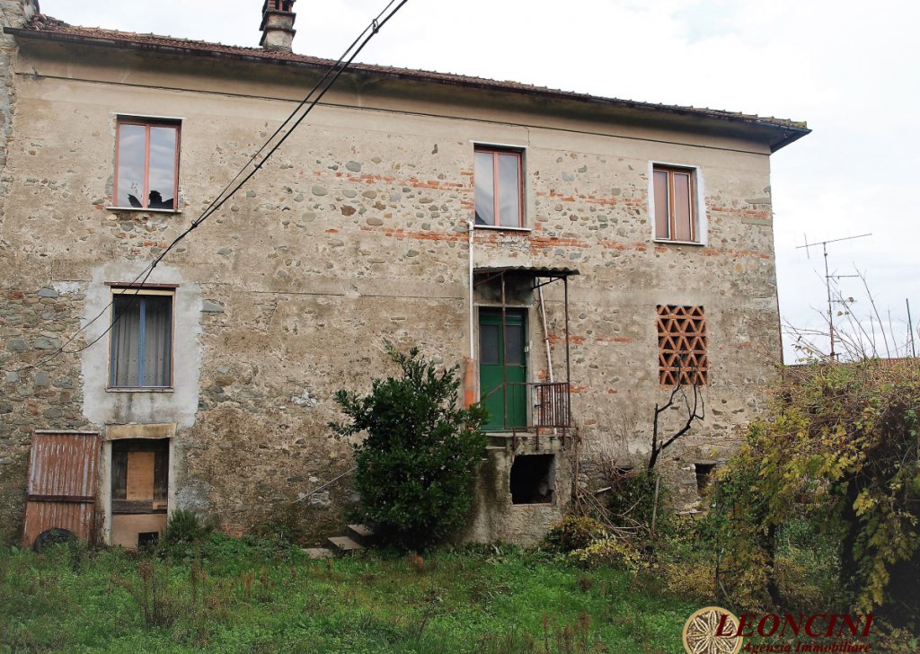 Sale Stonehouses in Historic Center Tresana - A348 House with land Locality 