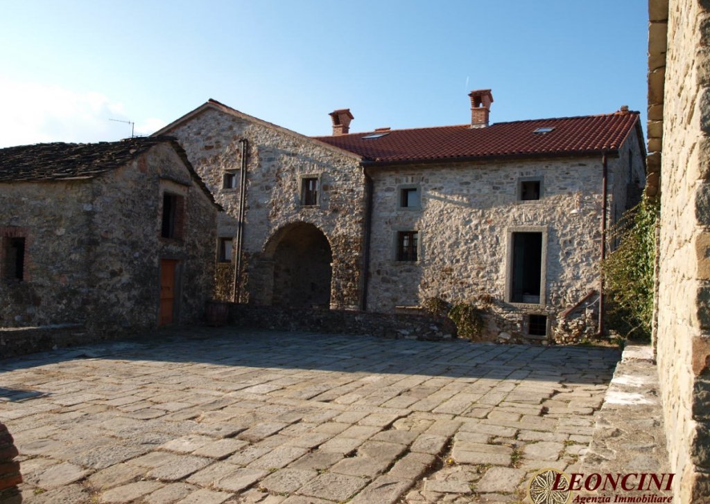 Sale Cottages and Stonehouses Pontremoli - P110 Stone house with panoramic view Locality 