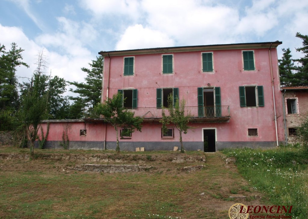 Sale Cottages and Stonehouses Bagnone - P119 Farmhouse ideal for hotel activity Locality 