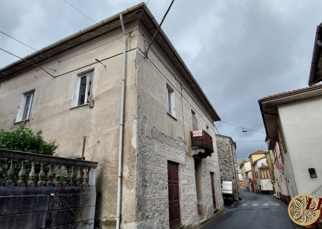 Sale Stonehouses in Historic Center Tresana - A391 independent property Locality 