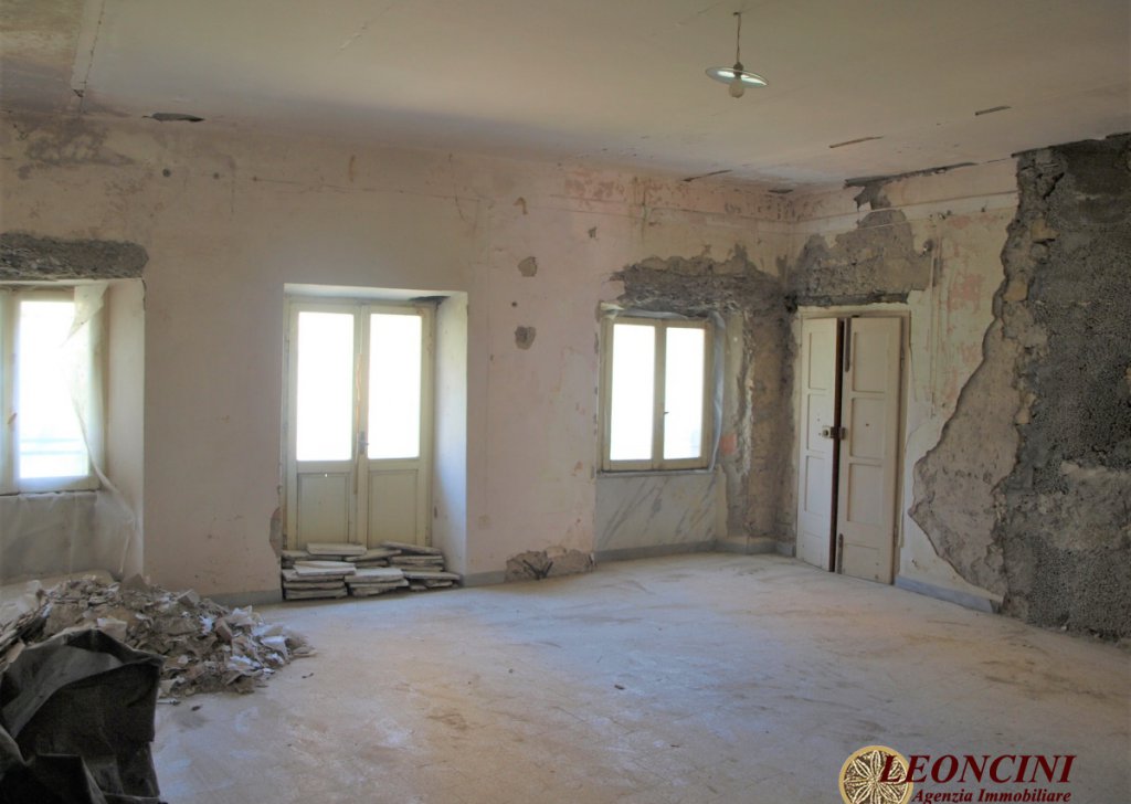 Sale Stonehouses in Historic Center Bagnone - A492 apartment in the historic center Locality 