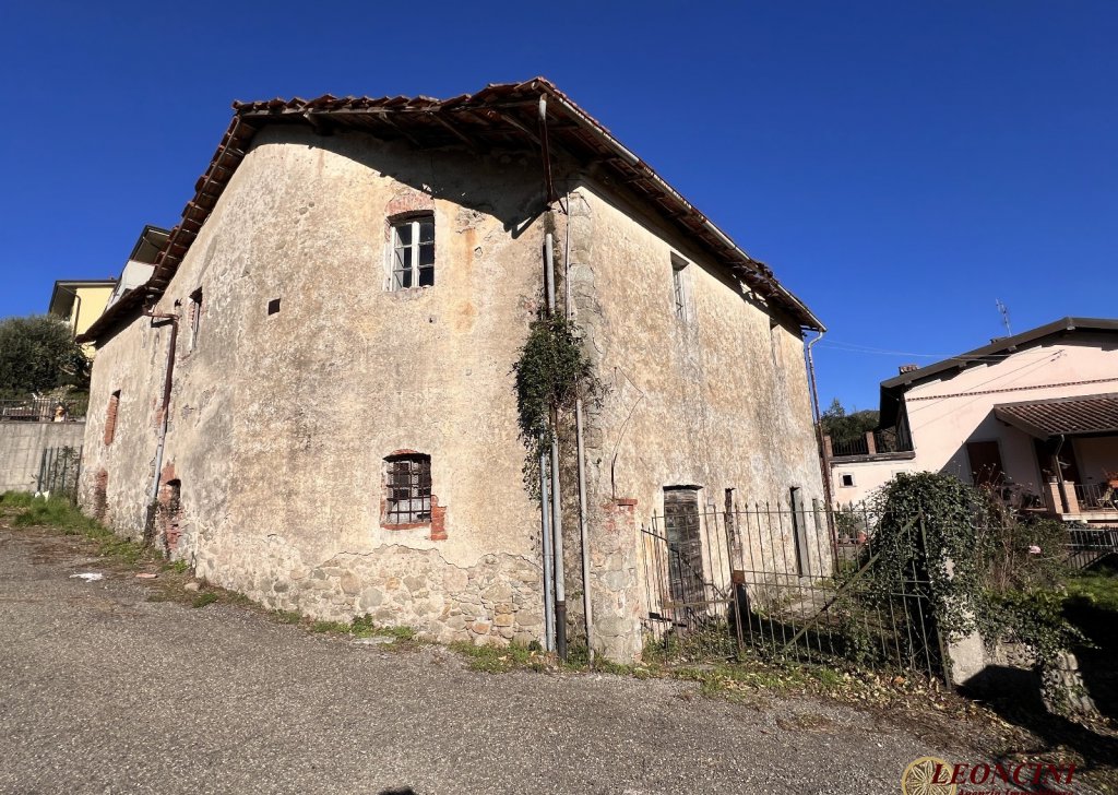 Cottages and Stonehouses for sale  via Primo Maggio 22, Pontremoli