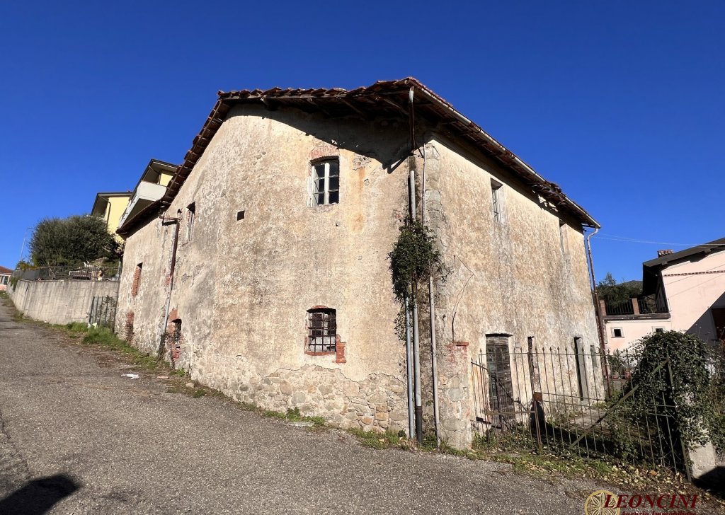 Cottages and Stonehouses for sale  via Primo Maggio 22, Pontremoli