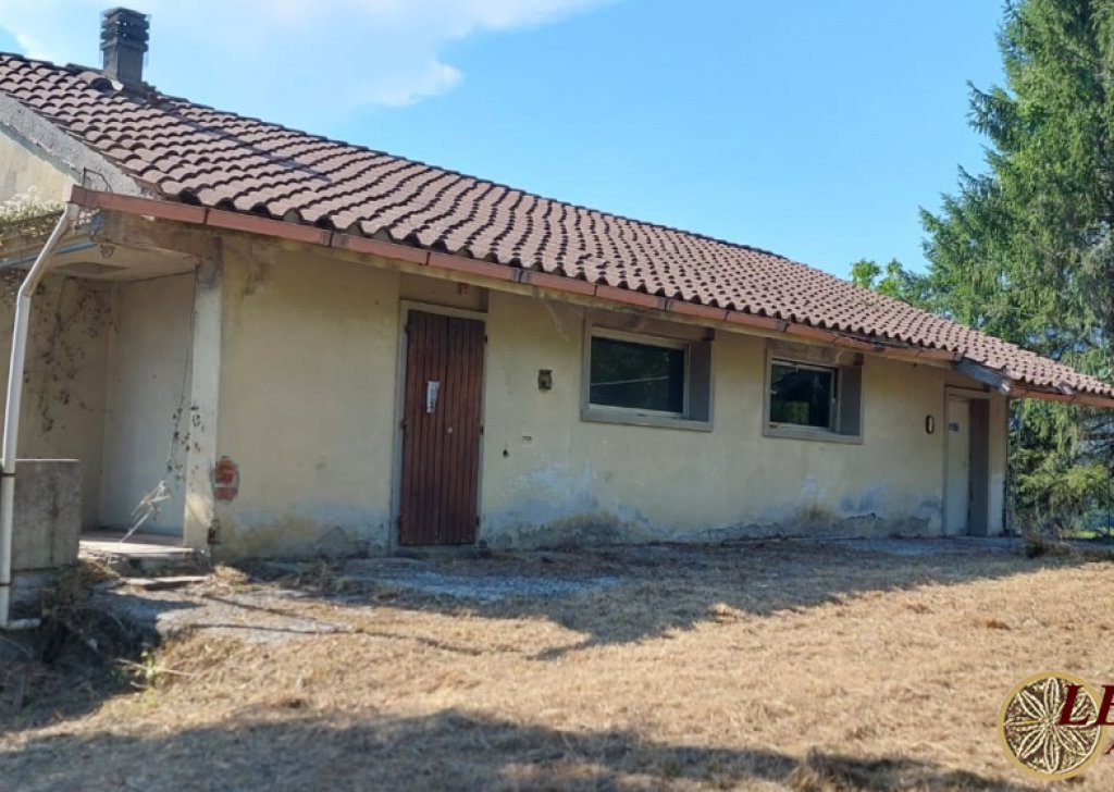 Sale Cottages and Stonehouses Bagnone - P109 farmhouse with land and water source Locality 