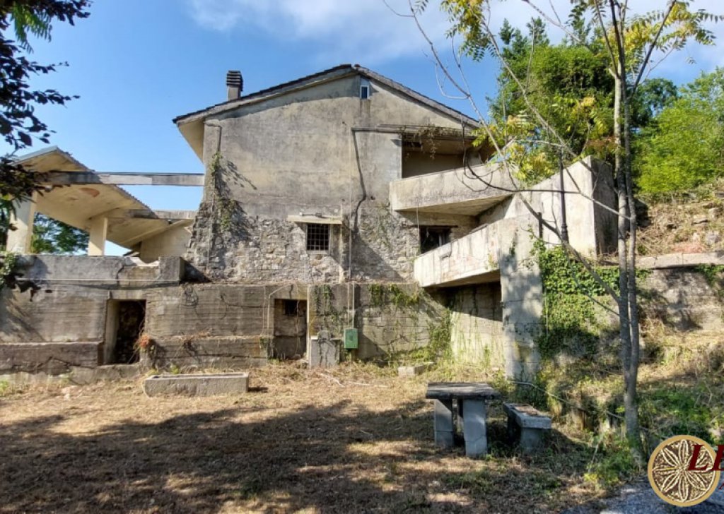 Vendita Rustici e Casali Bagnone - P109 Casale con terreno e sorgente Località Bagnone