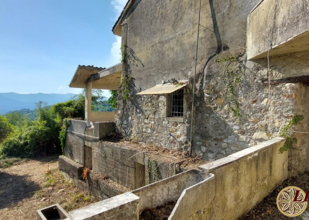 Vendita Rustici e Casali Bagnone - P109 Casale con terreno e sorgente Località Bagnone