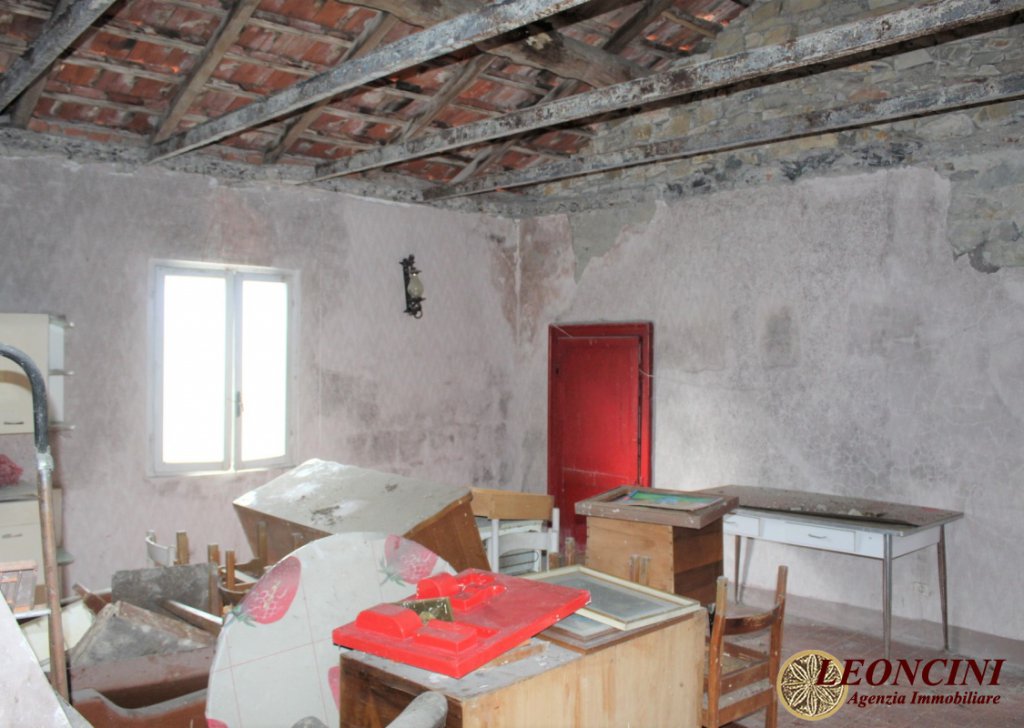 Sale Cottages and Stonehouses Pontremoli - P122 farmhouse with enclosed land Locality 
