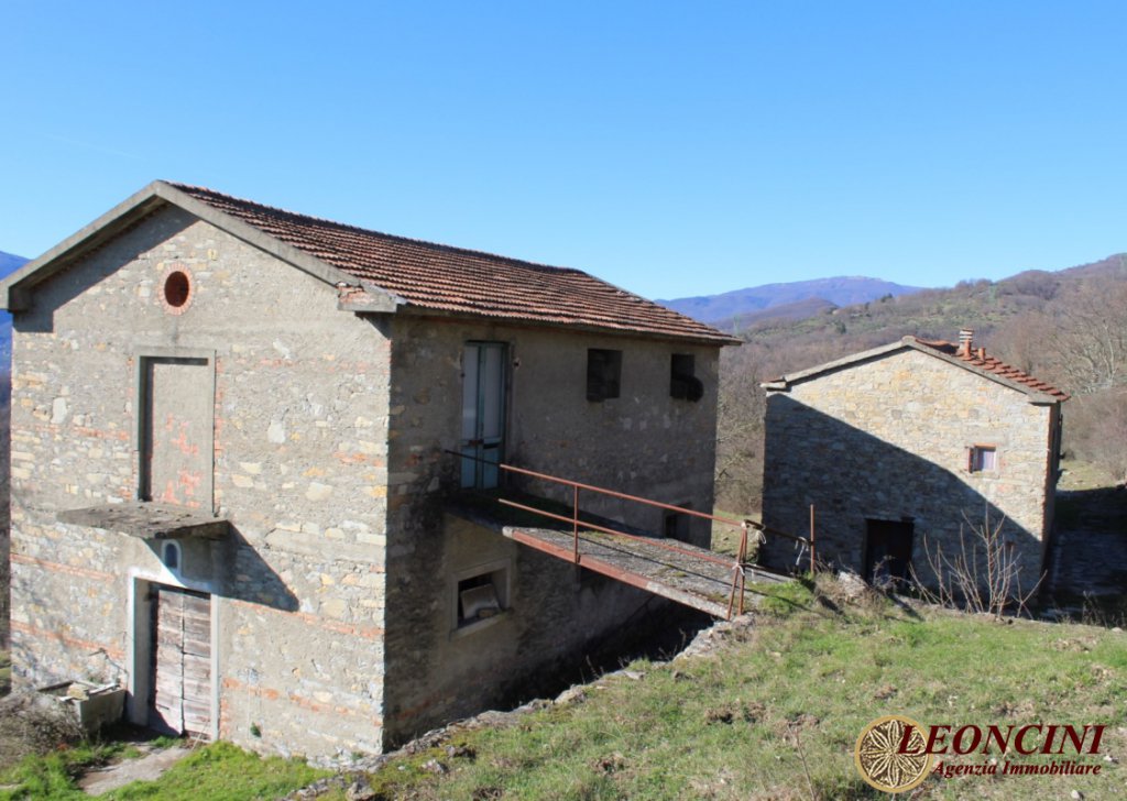 Sale Cottages and Stonehouses Pontremoli - P122 farmhouse with enclosed land Locality 