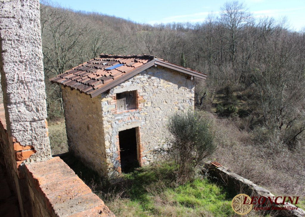 Sale Cottages and Stonehouses Pontremoli - P123 farmhouse with land Locality 