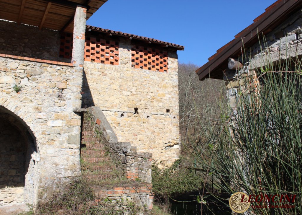 Sale Cottages and Stonehouses Pontremoli - P123 farmhouse with land Locality 