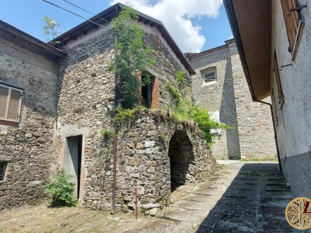 A308 Stone house in historic center