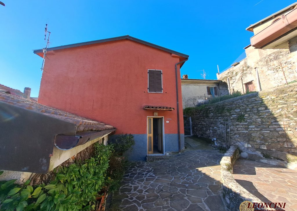 Sale Stonehouses in Historic Center Bagnone - A322 house in the historic center Locality 