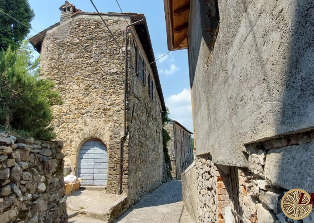 Stonehouses in Historic Center for sale  via Fuori le Mura 2, Bagnone, locality Castiglione del terziere