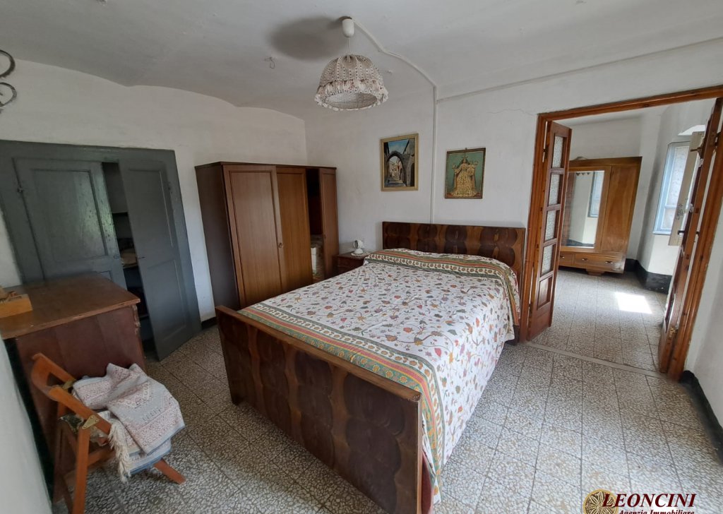 Sale Stonehouses in Historic Center Bagnone - A350 house with terrace Locality 