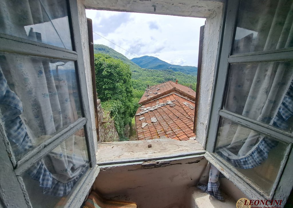 Sale Stonehouses in Historic Center Bagnone - A350 house with terrace Locality 