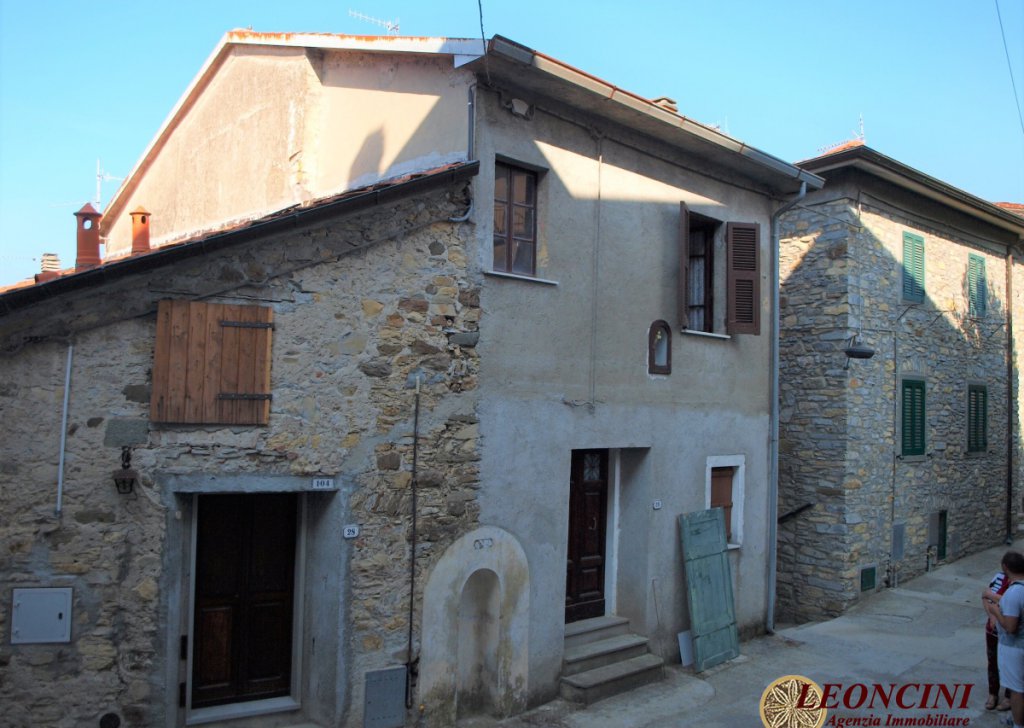 Stonehouses in Historic Center for sale  via Groppo 33, Bagnone, locality Groppo