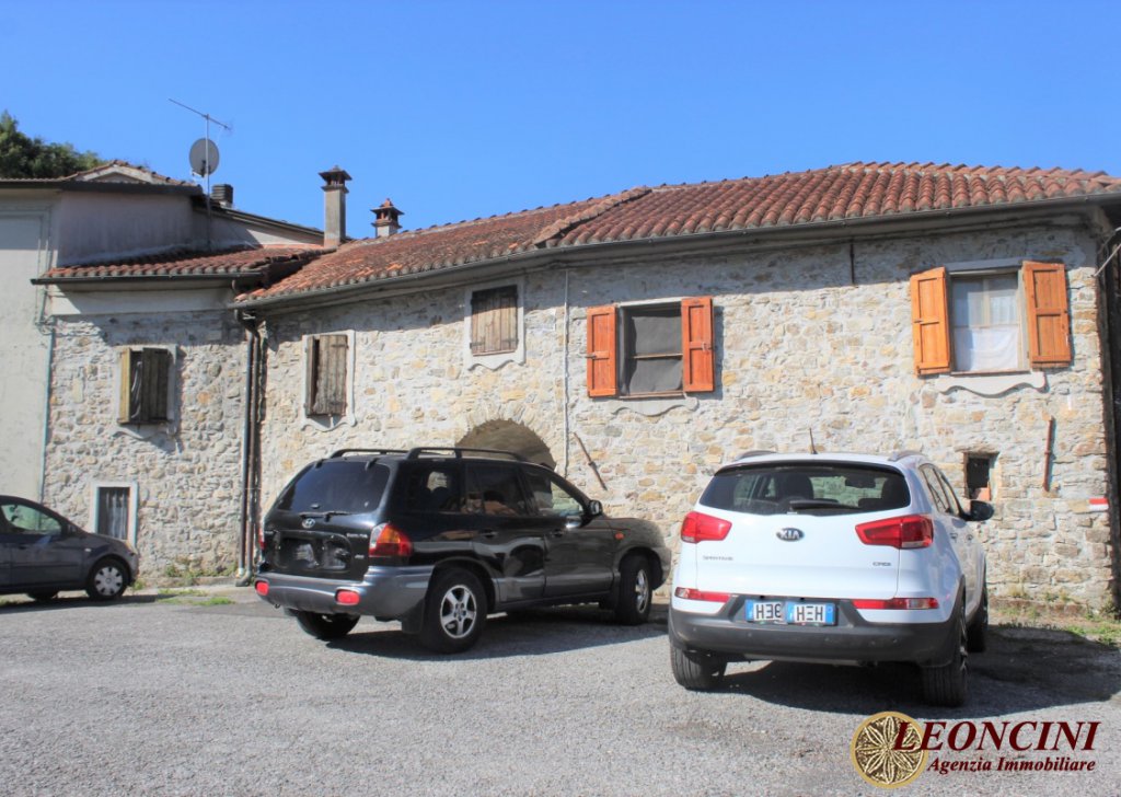 Sale Stonehouses in Historic Center Tresana - A387 Stone house in the hamlet Locality 